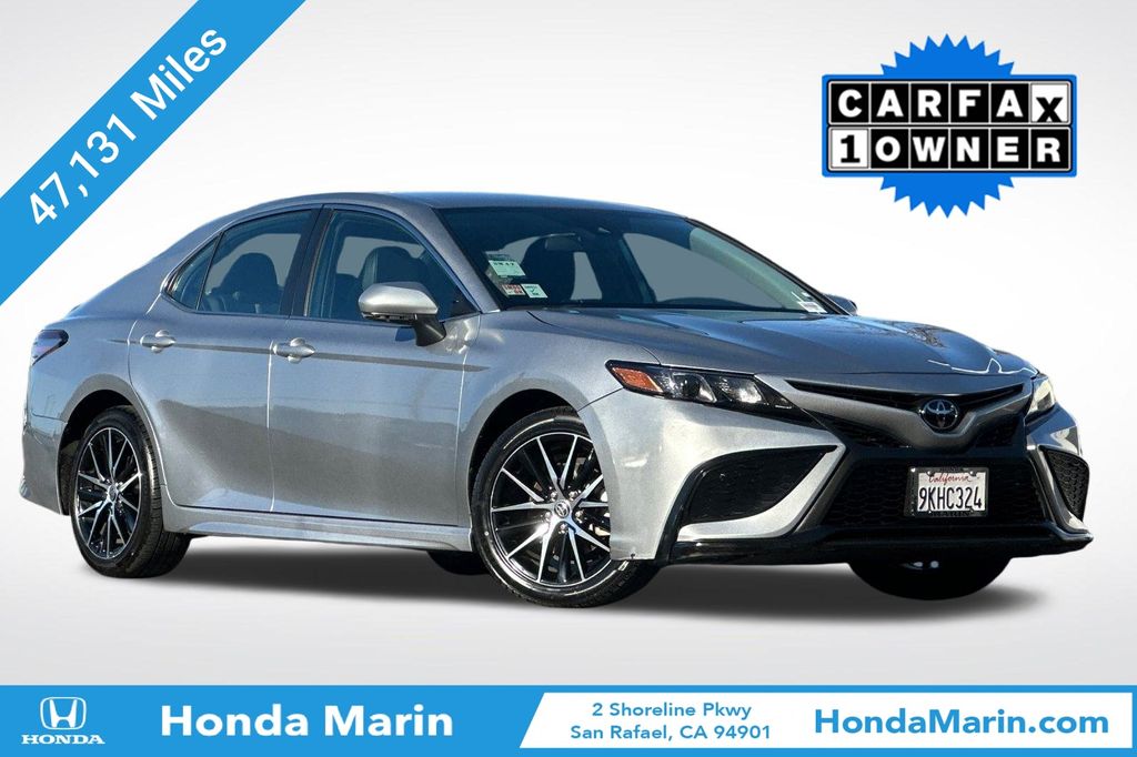 2024 Toyota Camry SE's photo