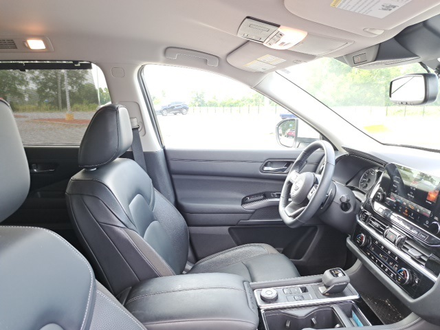 2022 Nissan Pathfinder SL photo 3