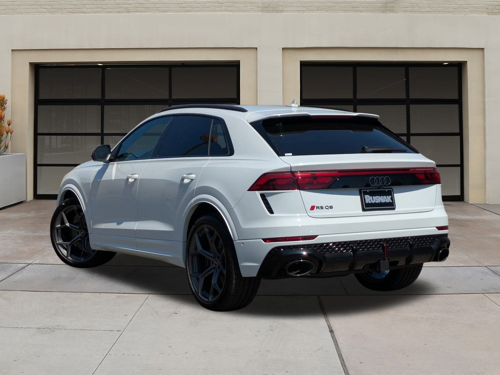 2025 Audi RS Q8 photo 2