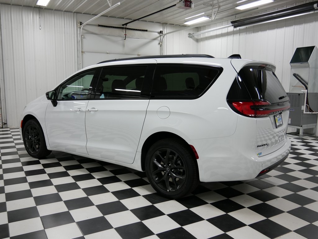 2026 Chrysler Pacifica Limited photo 3
