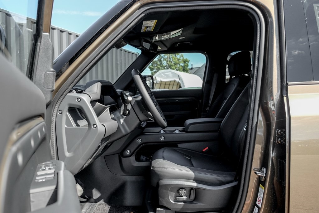 2025 Land Rover Defender 110 X-Dynamic SE photo 10
