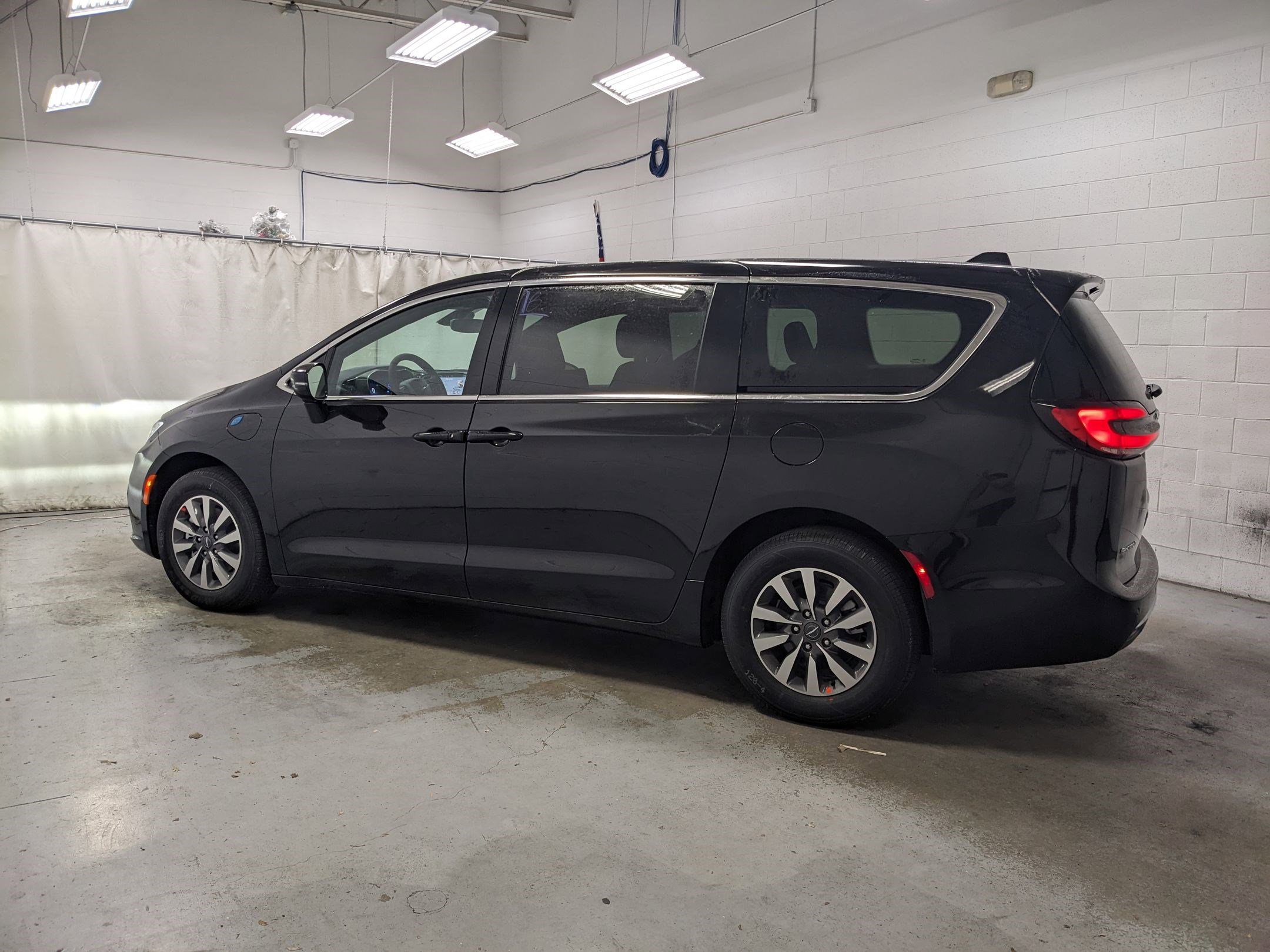 2025 Chrysler Pacifica Hybrid photo 5