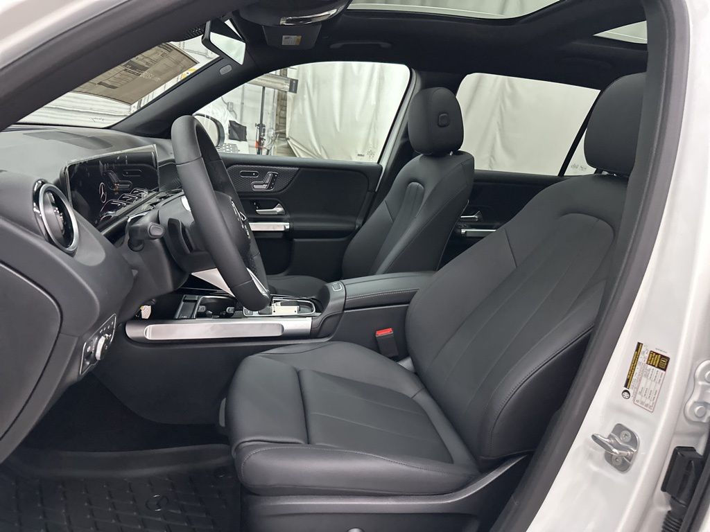 2025 Mercedes Benz GLB 250 photo 16
