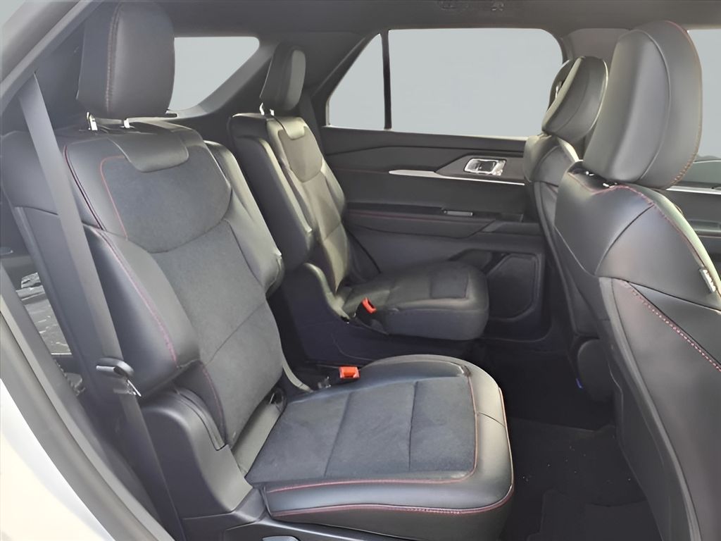 2025 Ford Explorer ST photo 13