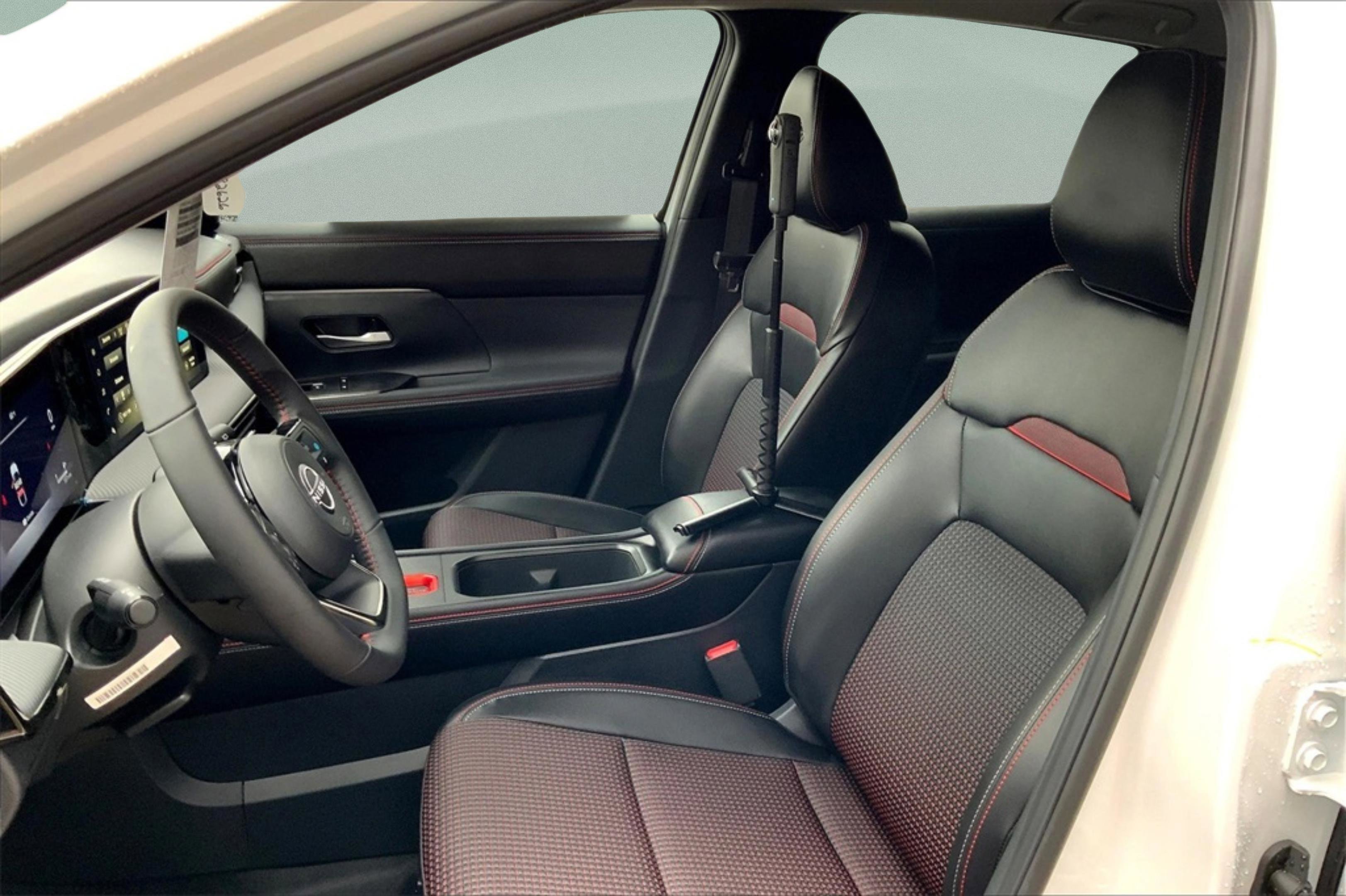 2025 Nissan Kicks SR photo 9