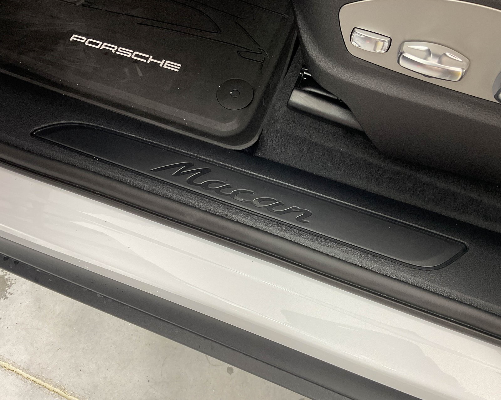 2025 Porsche Macan T photo 14