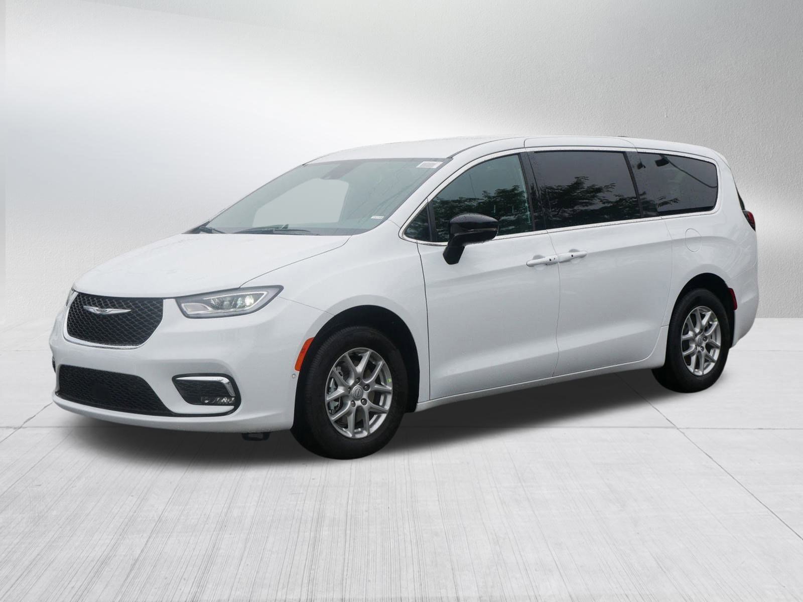 2026 Chrysler Pacifica photo 3