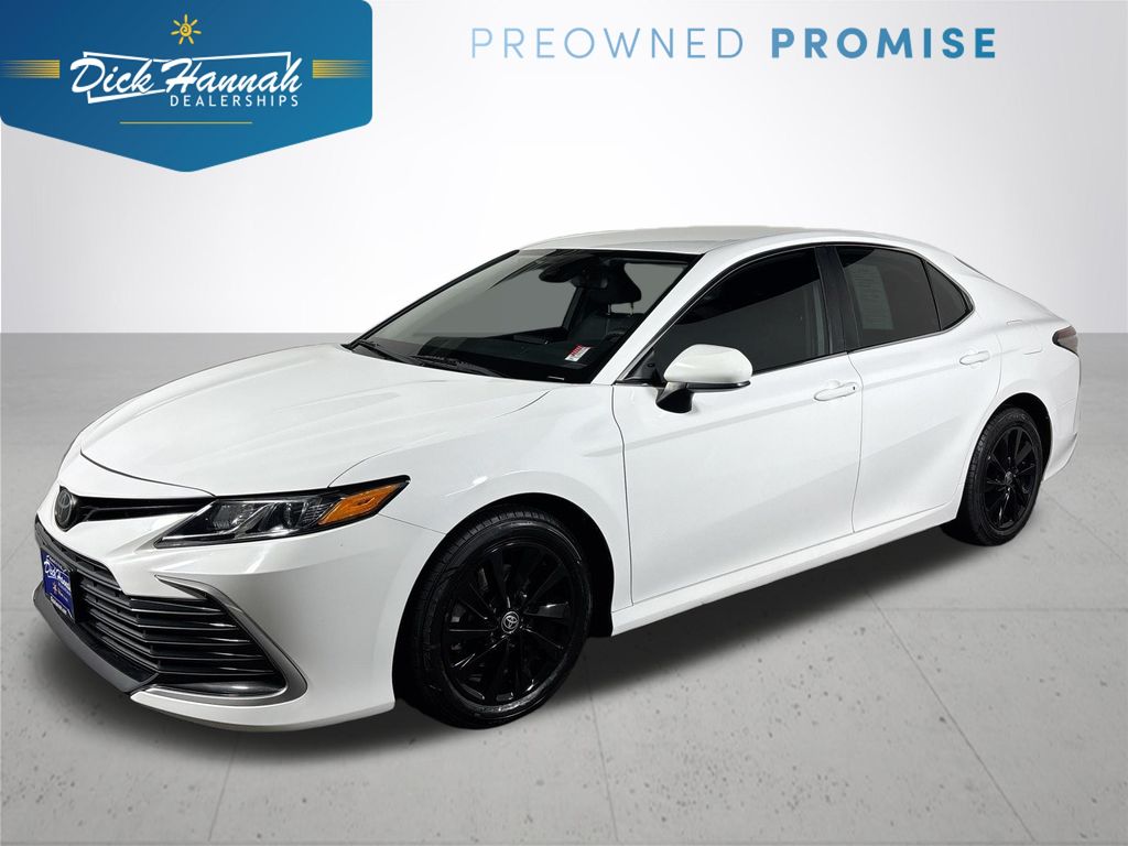 2022 Toyota Camry LE's photo