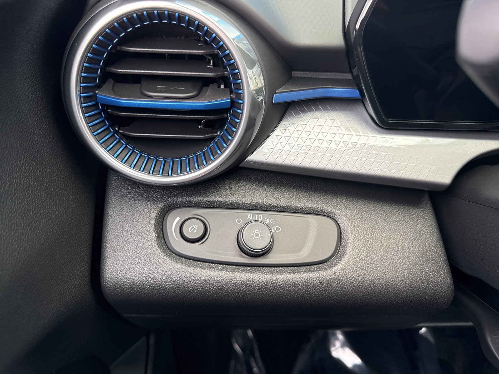 2025 Chevrolet Trax LT photo 29
