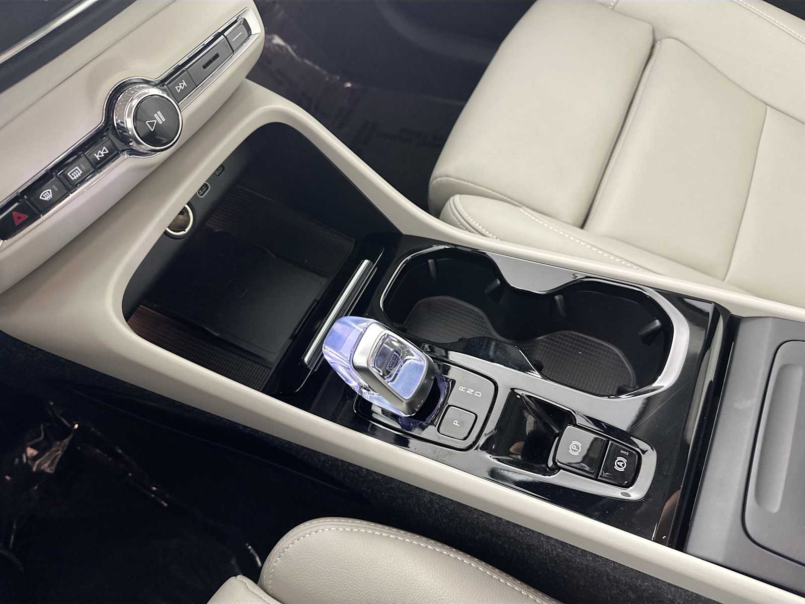 2025 Volvo XC40 AWD Plus photo 16