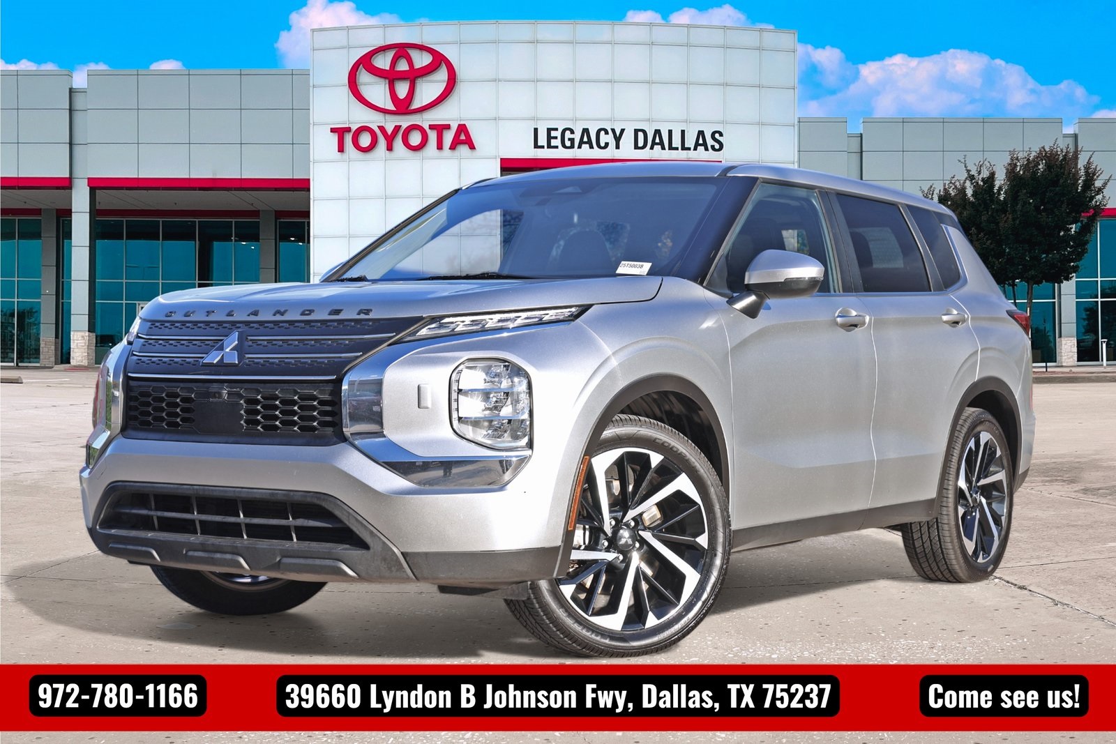 2022 Mitsubishi Outlander ES's photo