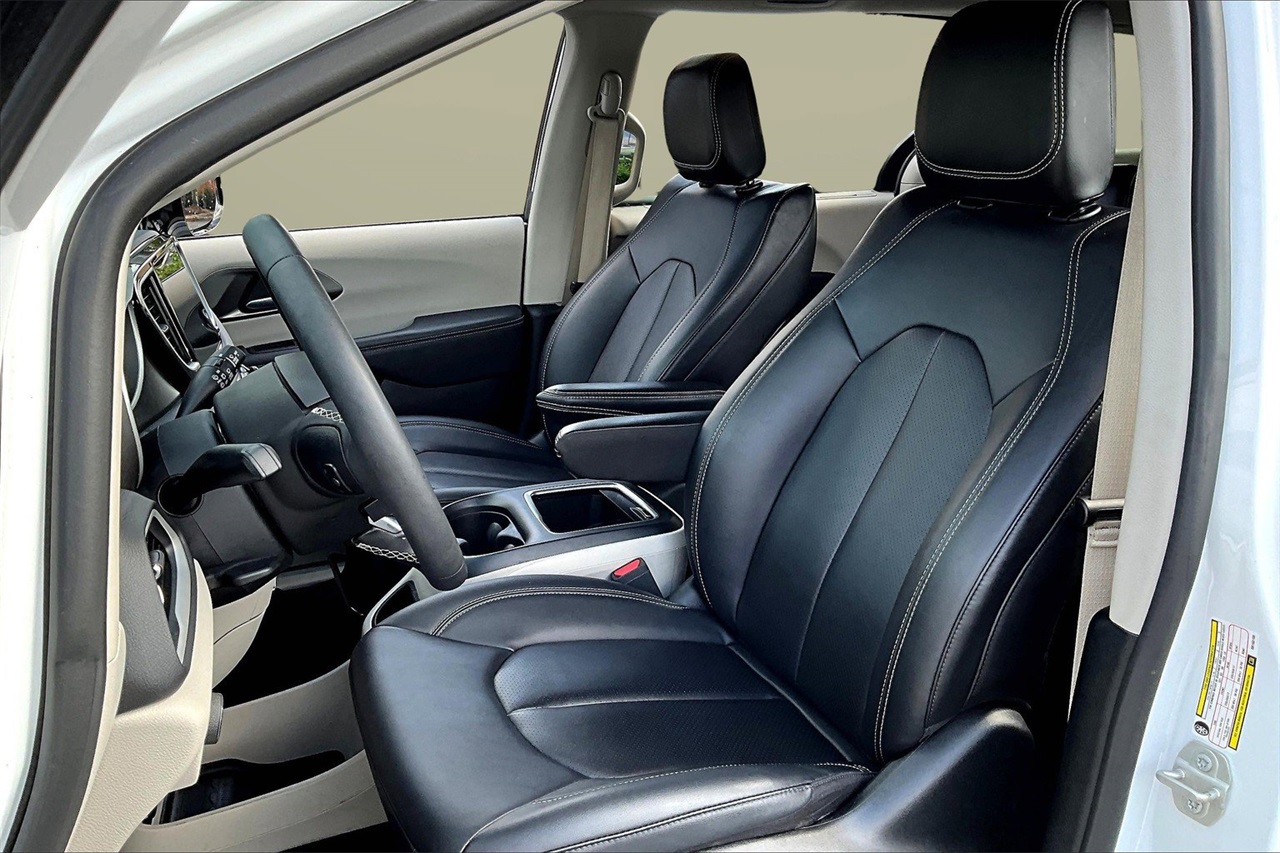 2024 Chrysler Pacifica Touring L photo 19