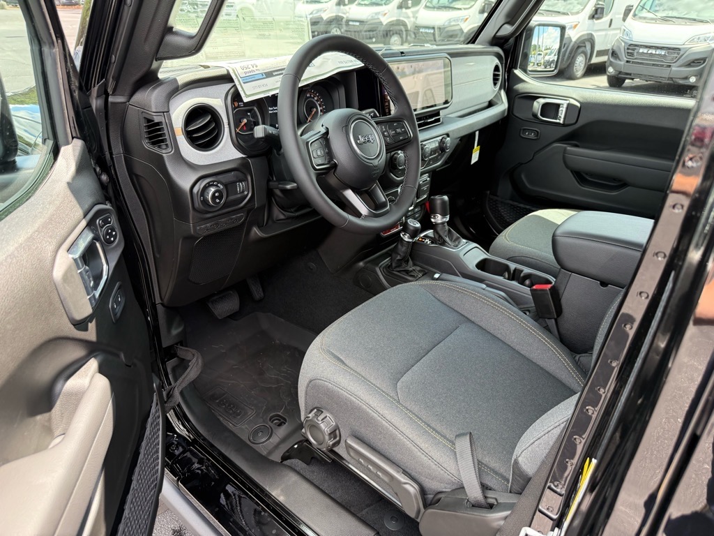 2025 Jeep Gladiator Willys photo 3