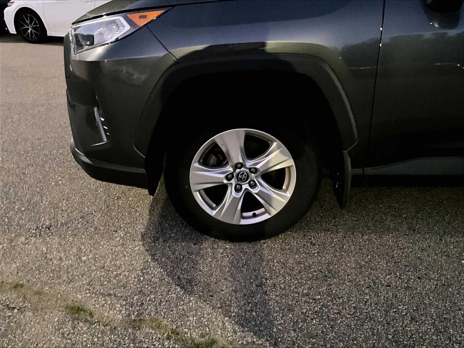 2021 Toyota RAV4 XLE photo 4