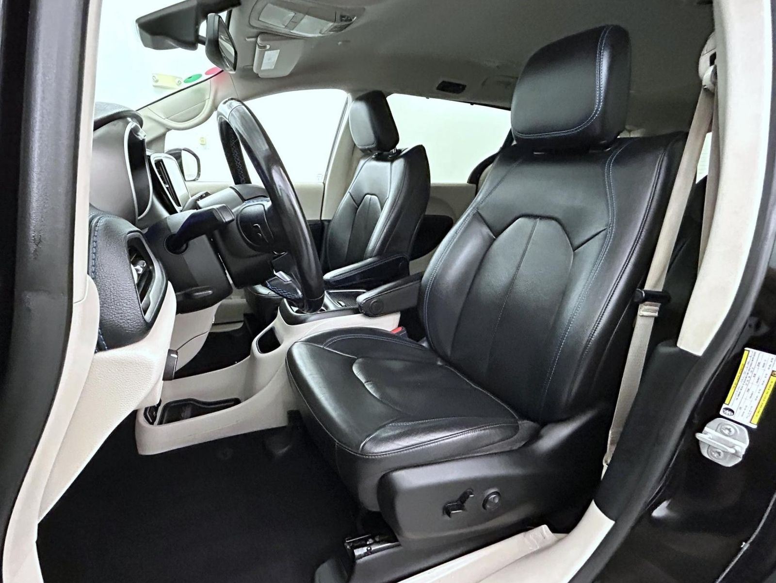 2021 Chrysler Pacifica Touring L photo 10