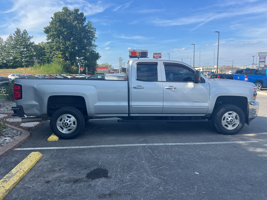 2015 Chevrolet Silverado 2500HD LT photo 3