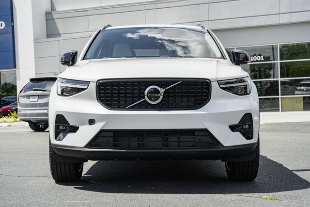 2025 Volvo XC40 Plus photo 2