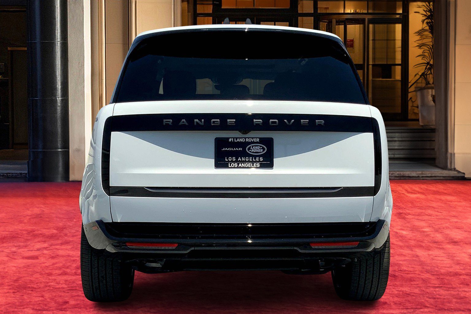 2025 Land Rover Range Rover SE photo 3