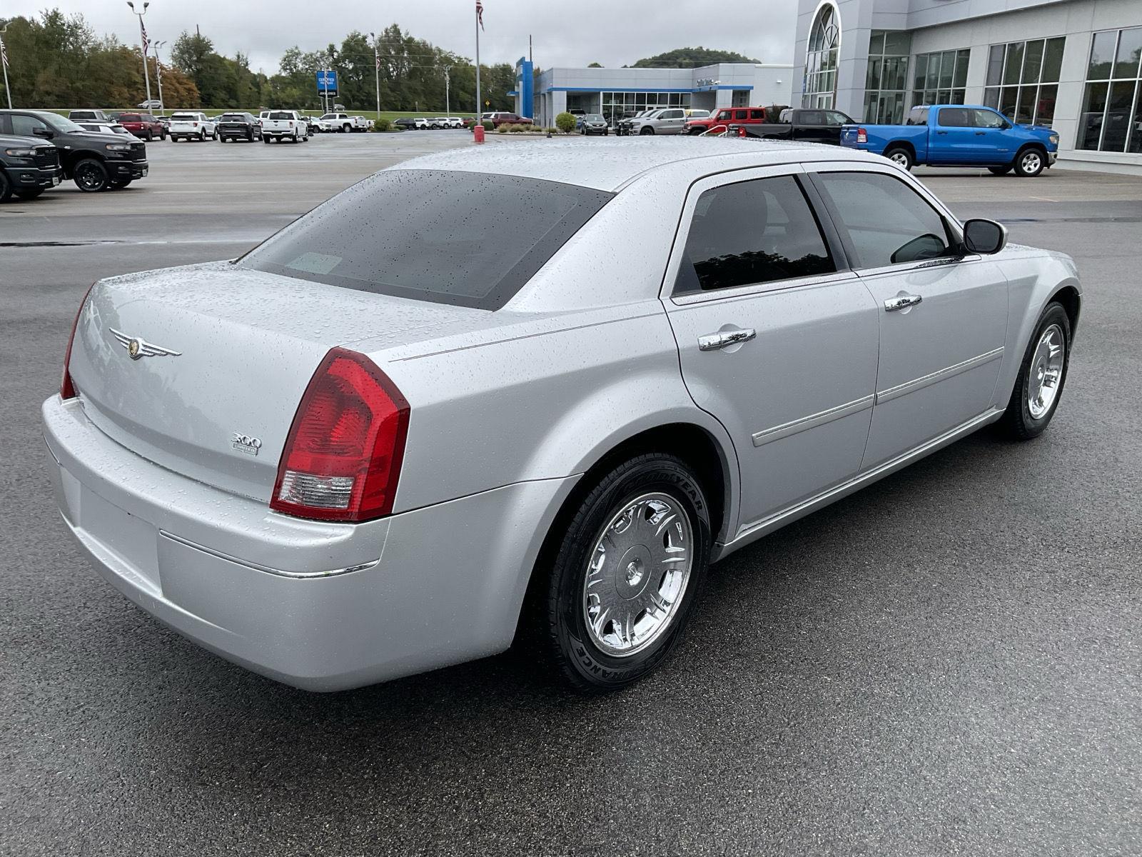 2006 Chrysler 300 Touring photo 6