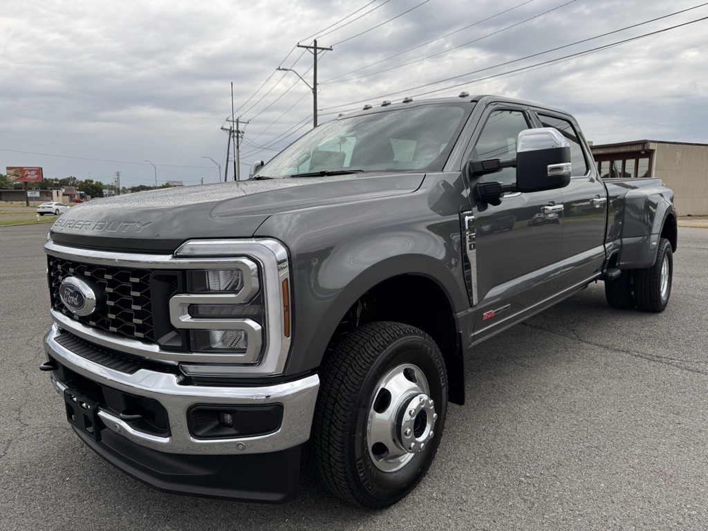 2026 Ford F-350 Super Duty Lariat's photo