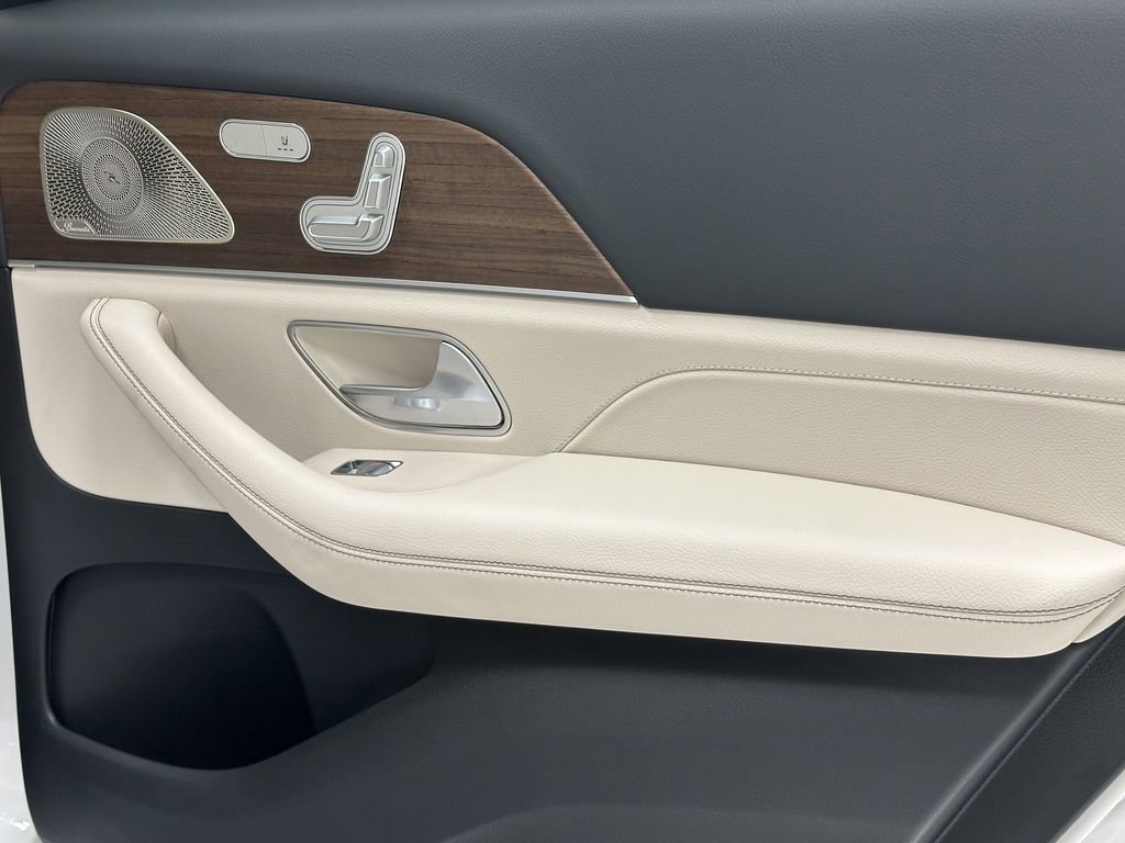 2026 Mercedes Benz GLS 450 4MATIC photo 18