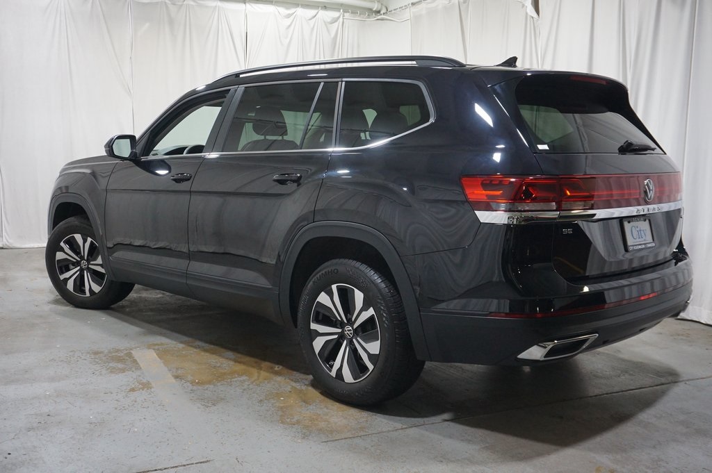 2024 Volkswagen Atlas SE photo 2