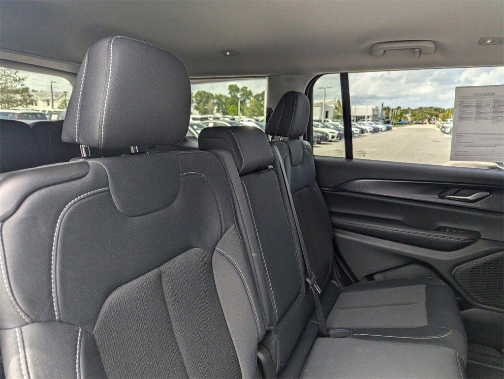 2023 Jeep Grand Cherokee Laredo photo 13