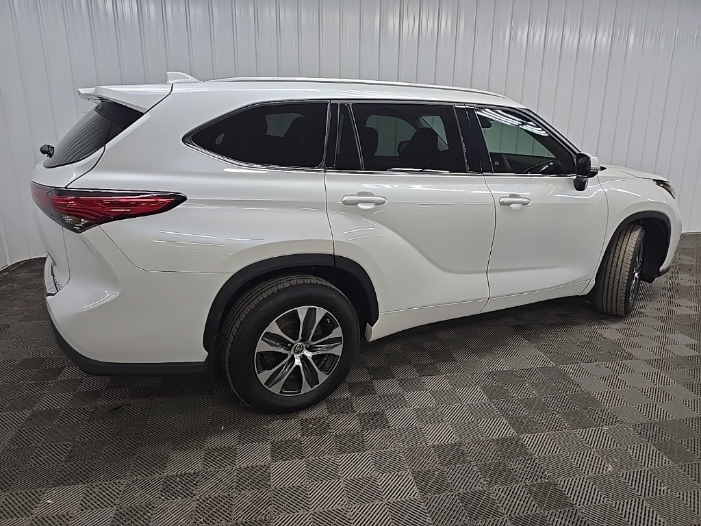 2022 Toyota Highlander XLE photo 2