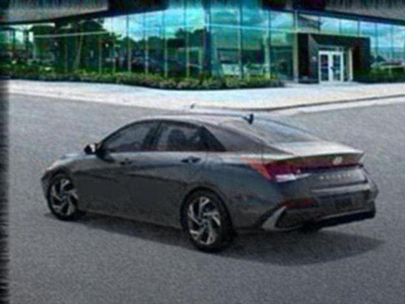 2025 Hyundai Elantra SEL Convenience photo 3