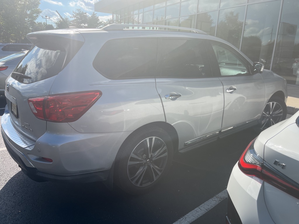 2017 Nissan Pathfinder Platinum photo 4