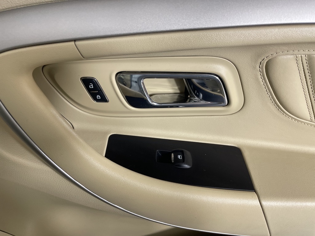 2018 Ford Taurus SE photo 12