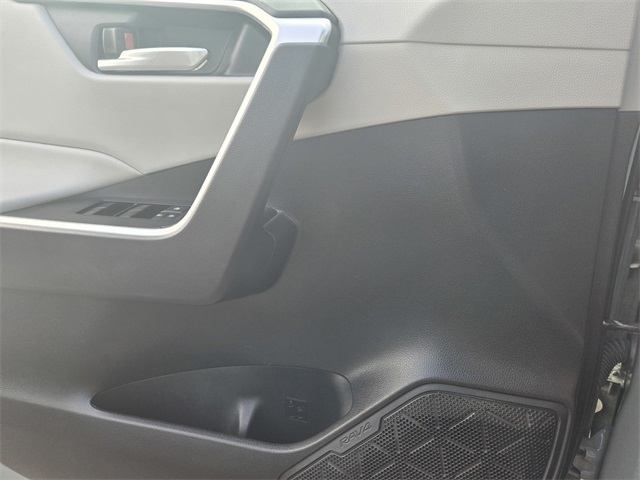 2021 Toyota RAV4 Hybrid XLE photo 14