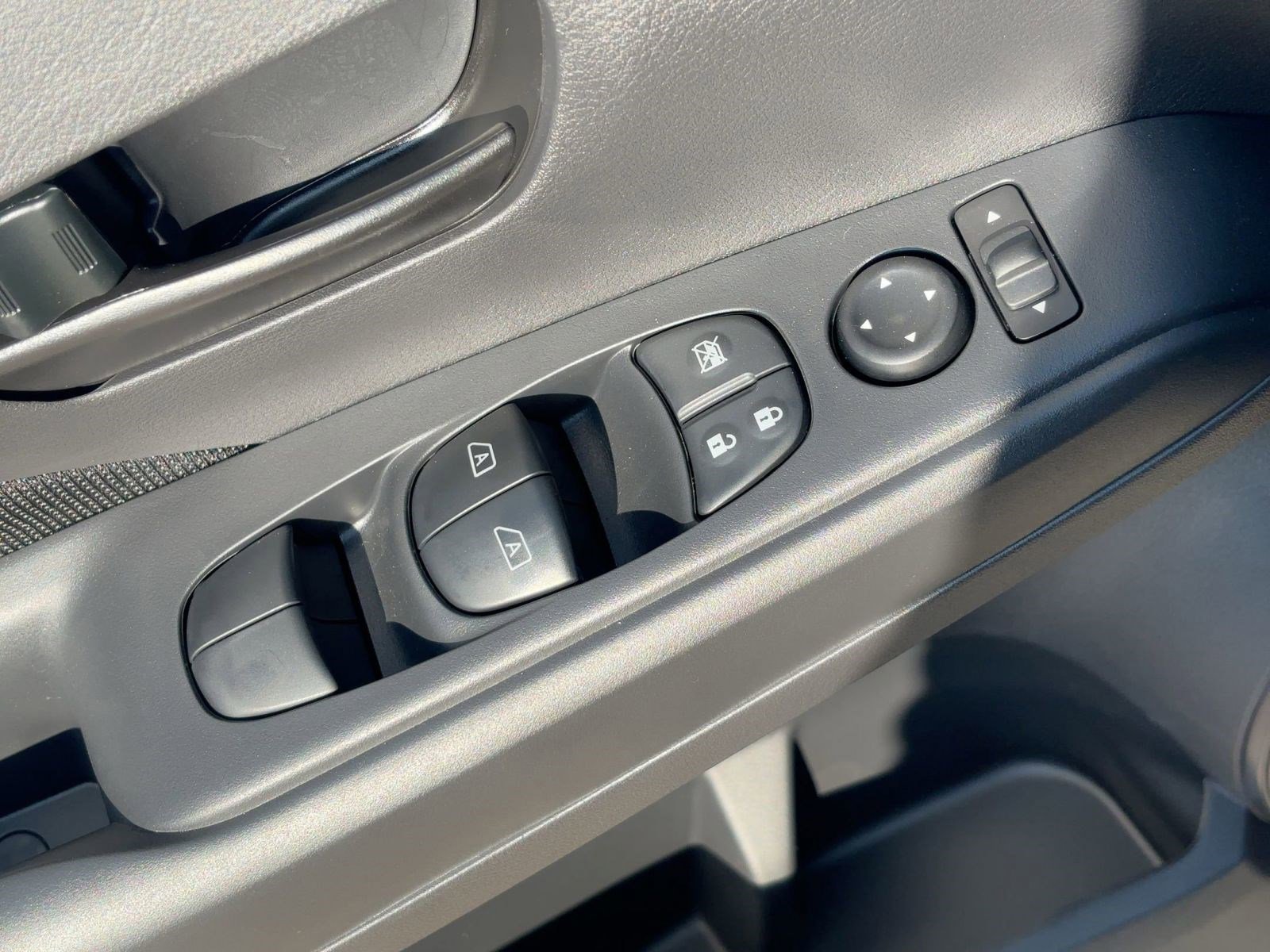 2025 Nissan Kicks Play S photo 13