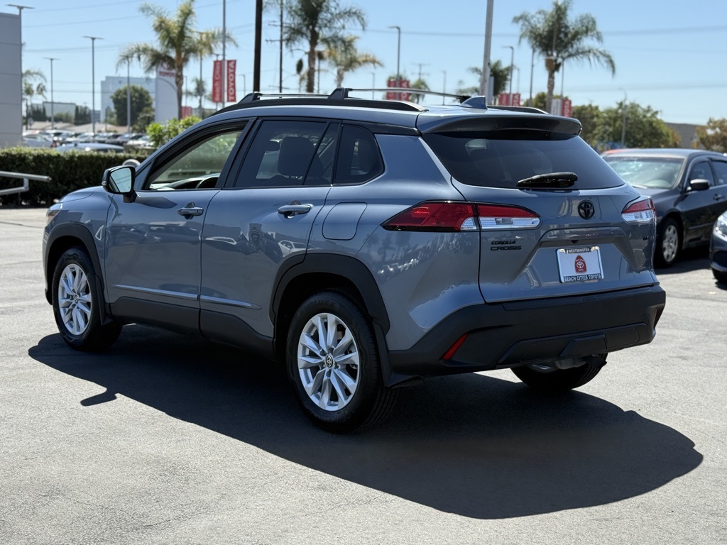 2023 Toyota Corolla Cross LE photo 4