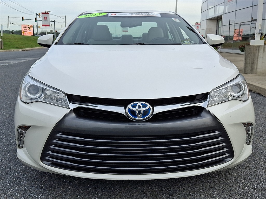 2017 Toyota Camry SE XLE Hybrid photo 2