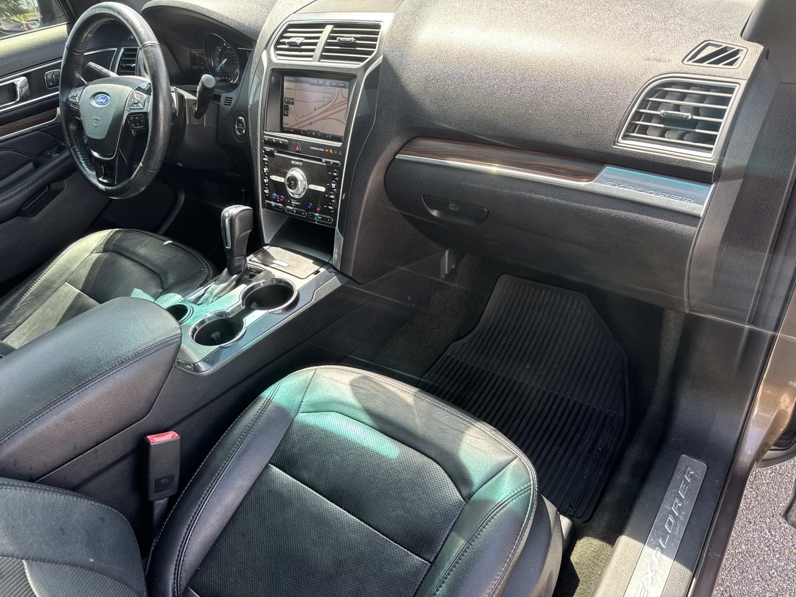 2016 Ford Explorer Limited photo 11