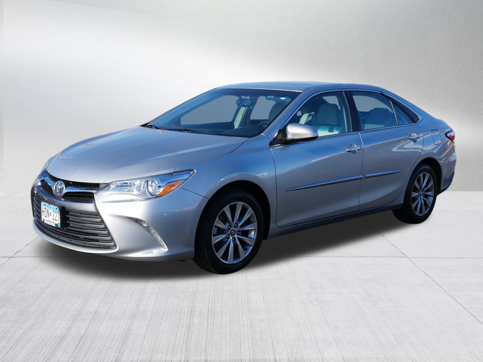 2015 Toyota Camry XLE photo 3