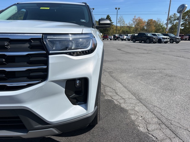 2025 Ford Explorer photo 8