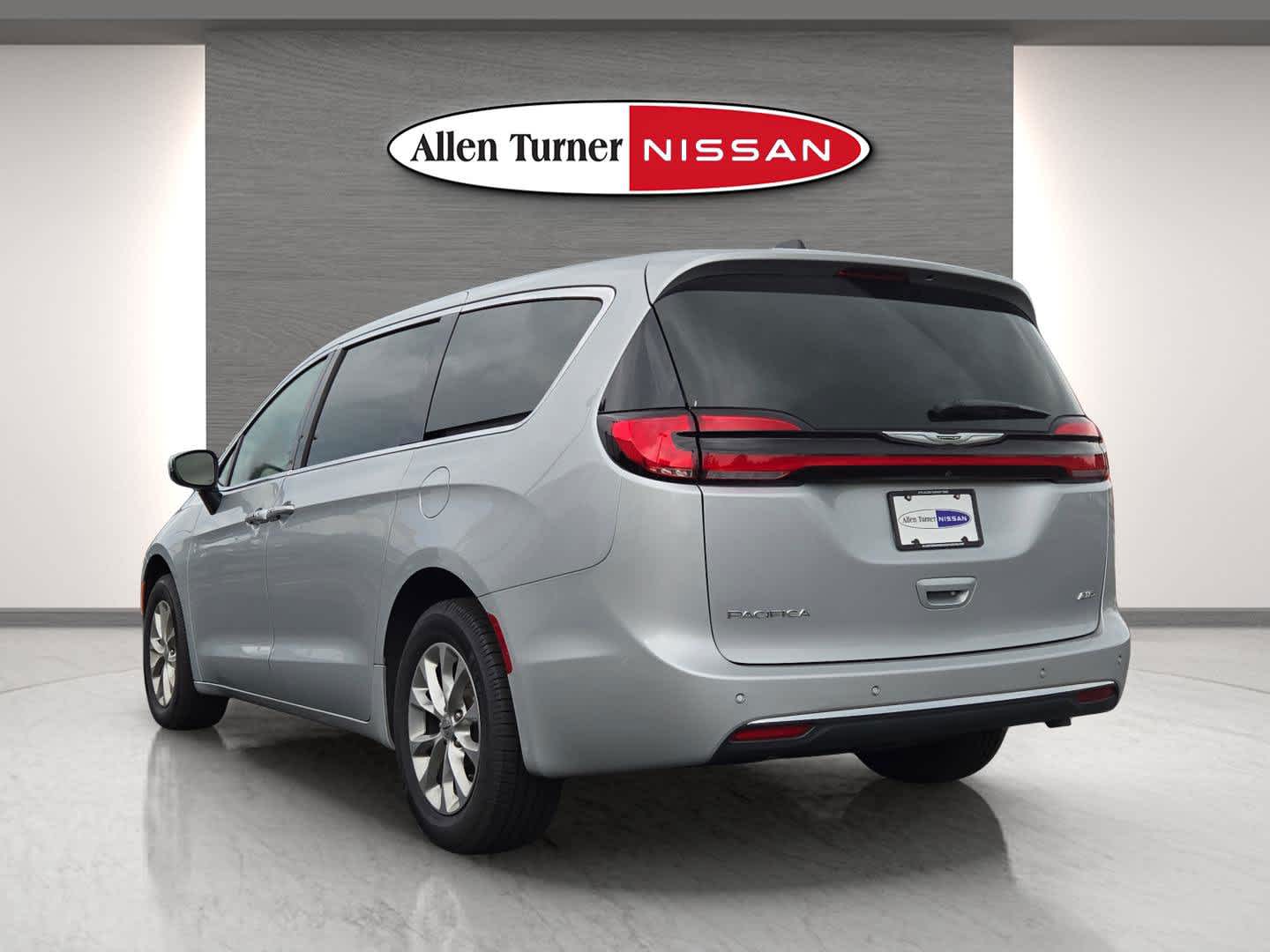 2023 Chrysler Pacifica Touring L photo 18
