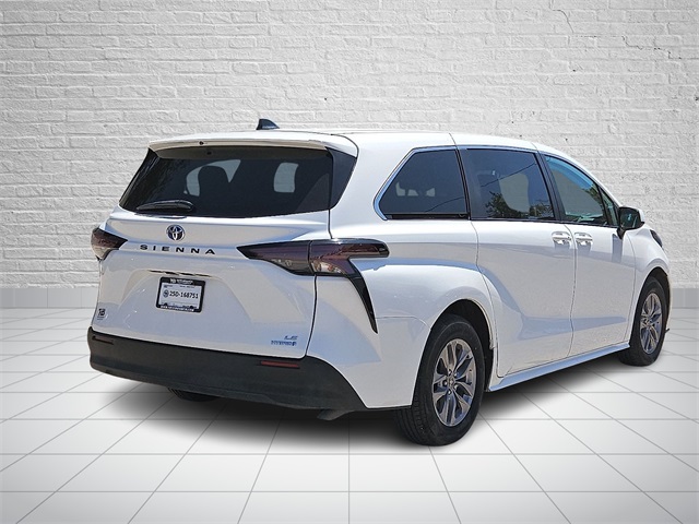 2024 Toyota Sienna LE photo 4