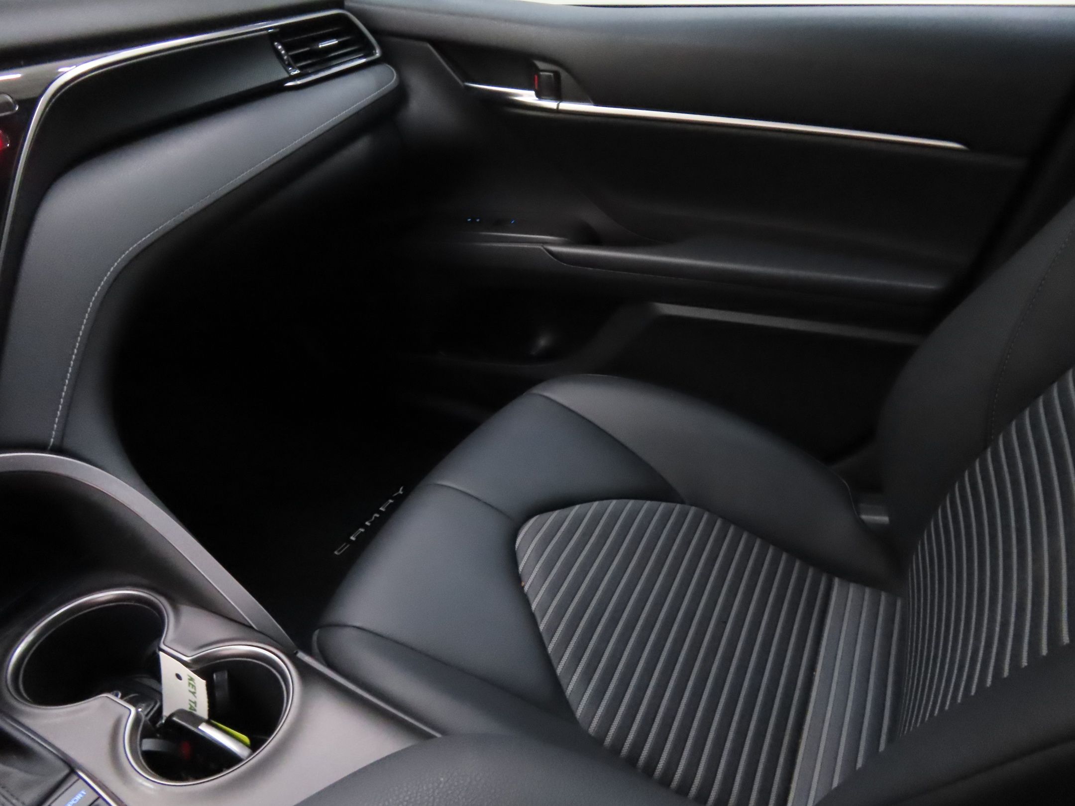 2022 Toyota Camry Hybrid SE photo 17