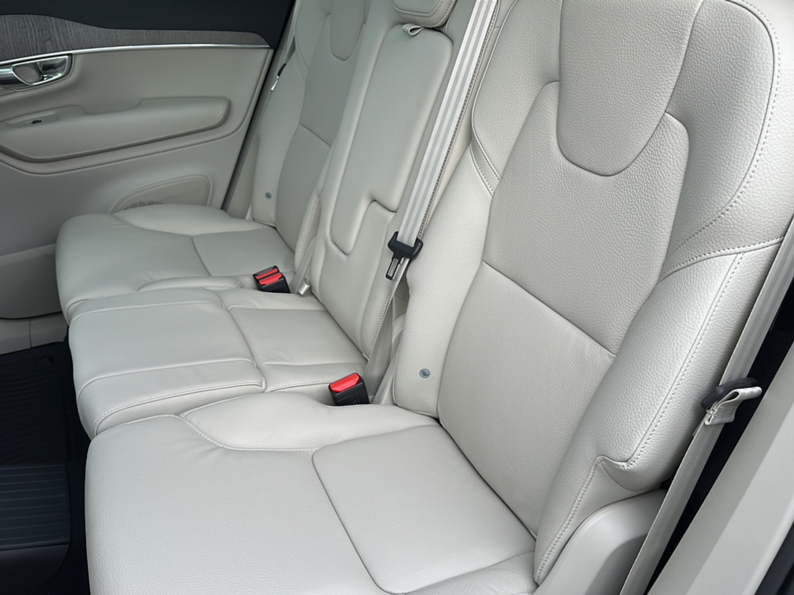 New 2025 Crystal White Volvo T8 Plus 7-Seater image 17