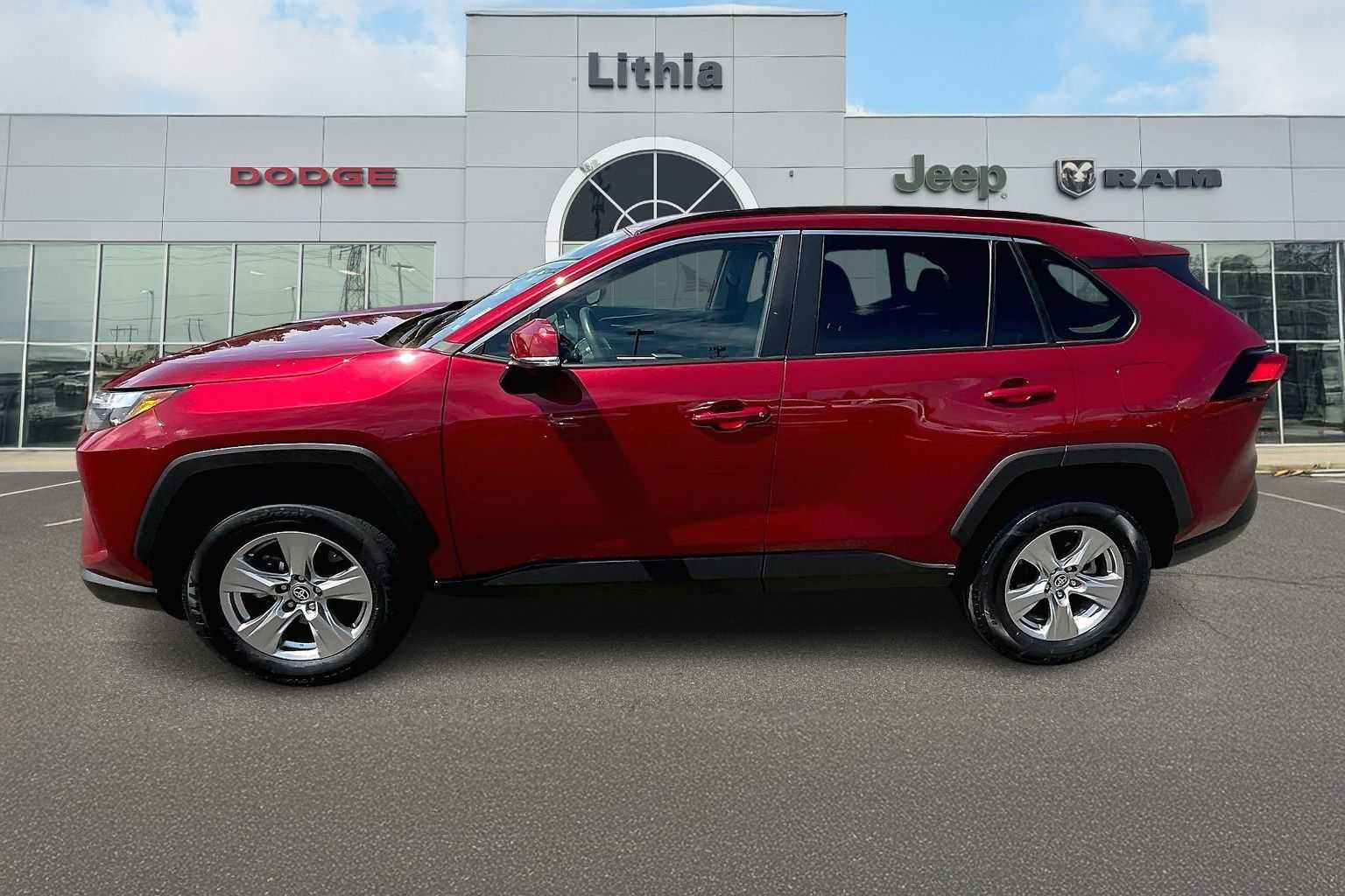 2023 Toyota RAV4 XLE photo 3