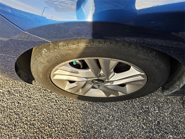 2019 Hyundai Elantra SEL photo 2