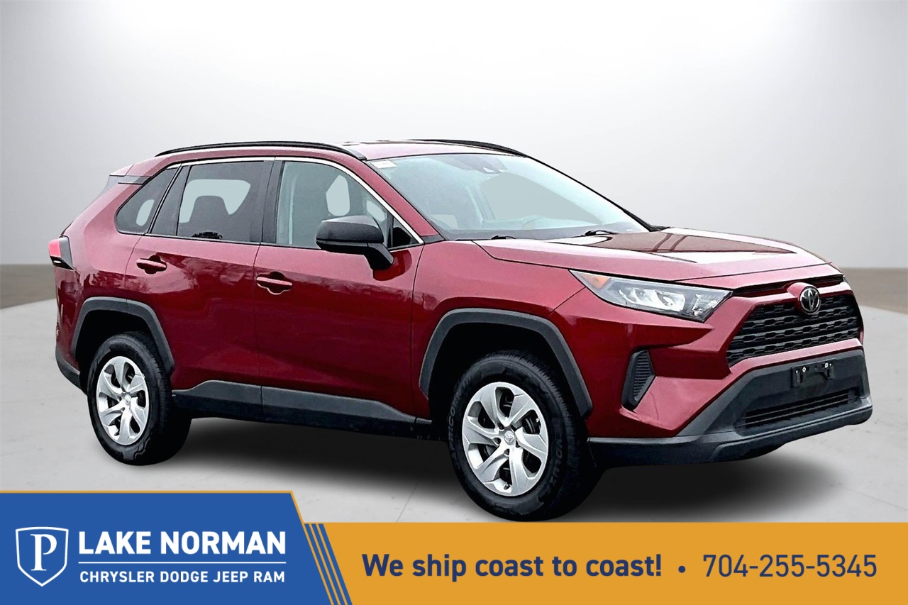 2021 Toyota RAV4 LE's photo