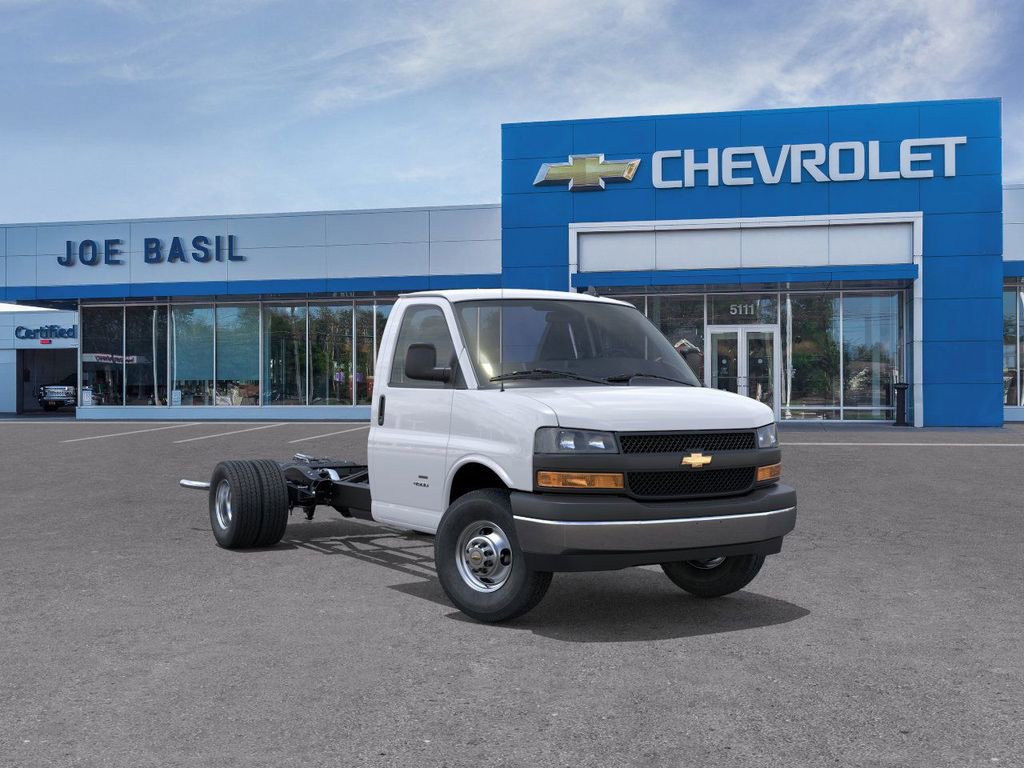 2025 Chevrolet Express Cutaway Base's photo