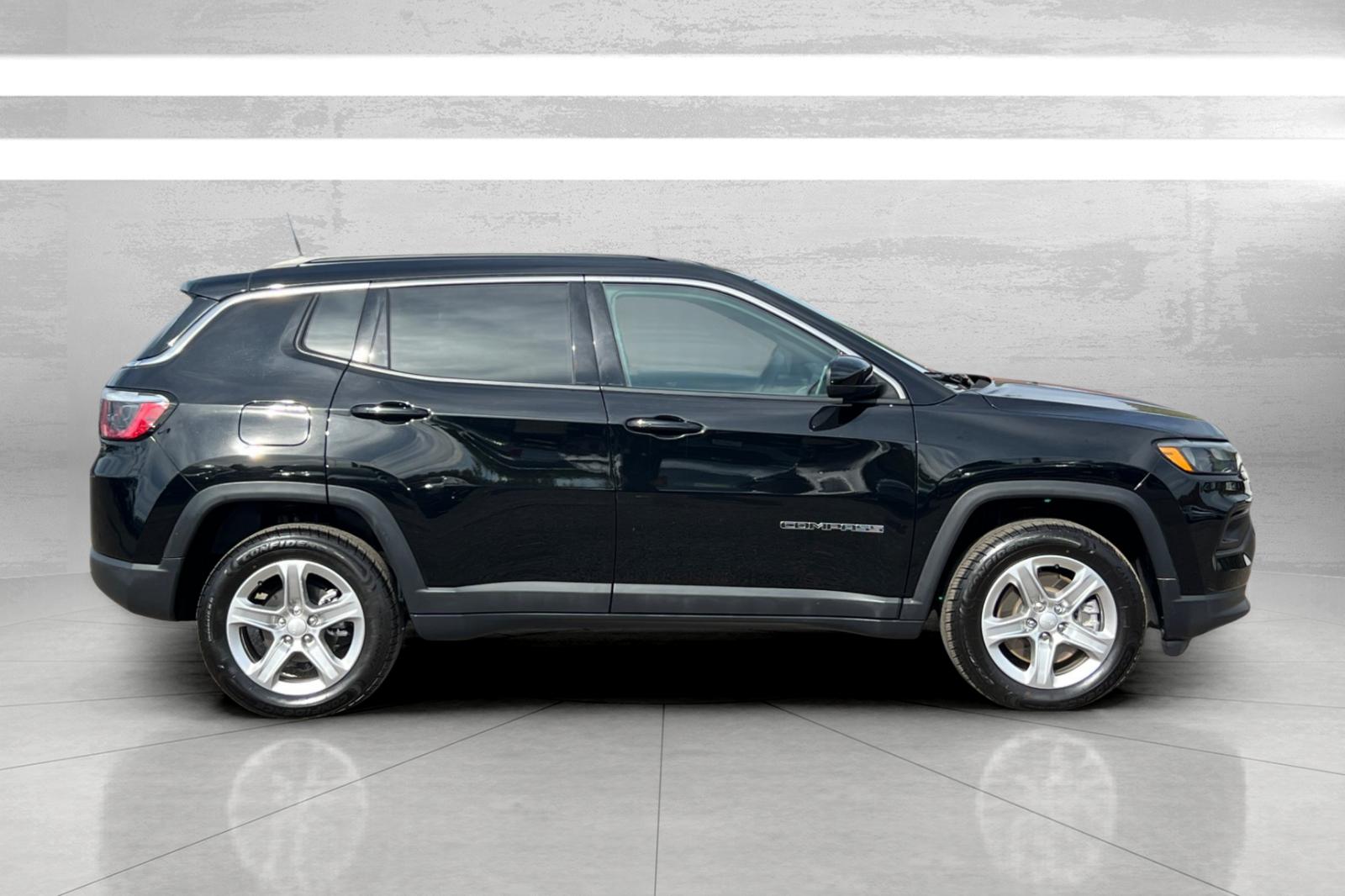 2023 Jeep Compass Latitude photo 2
