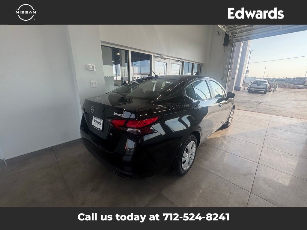 2025 Nissan Versa 1.6 S photo 2