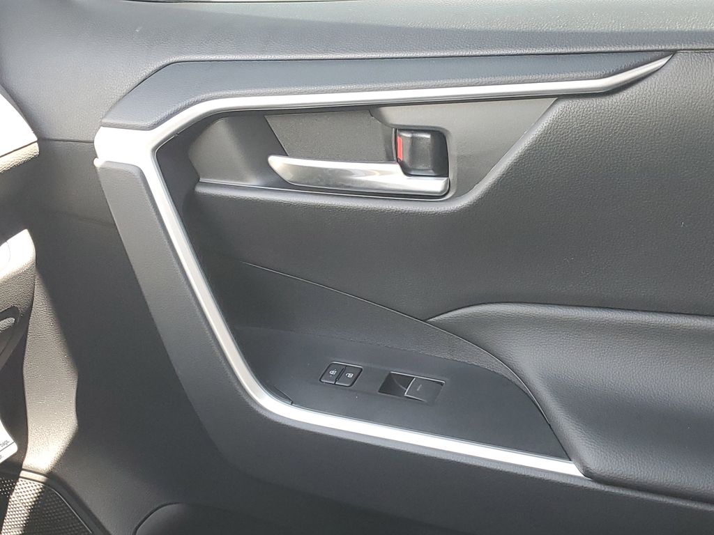 2025 Toyota RAV4 Hybrid XLE photo 21