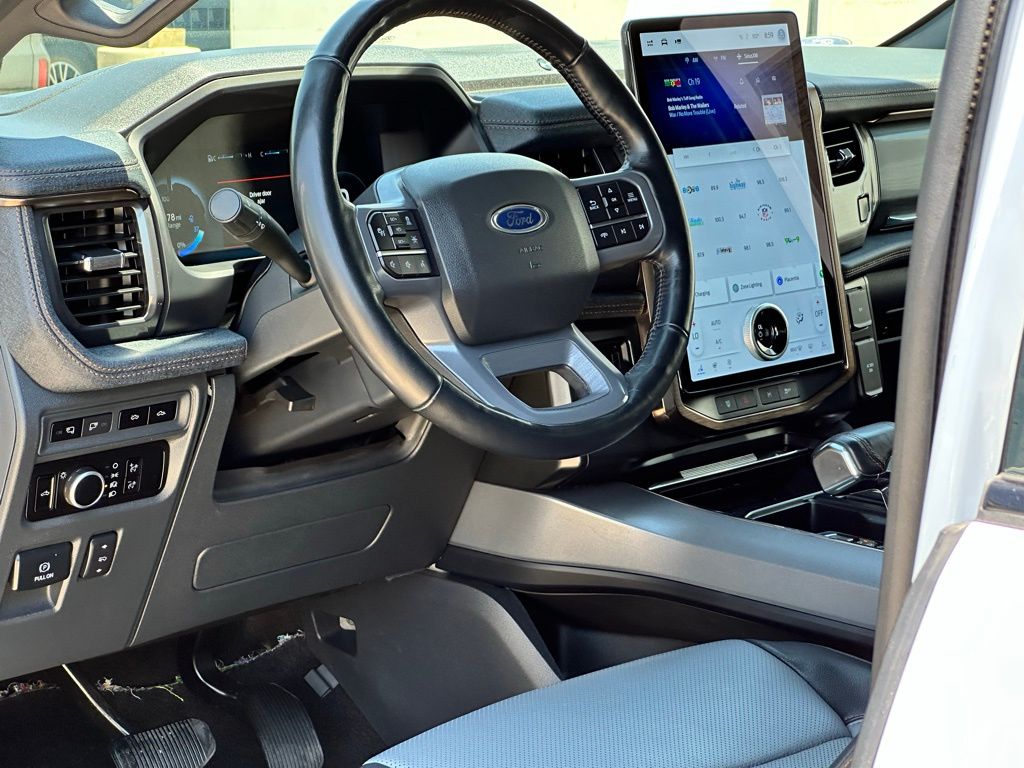 2023 Ford F-150 Lightning Lariat photo 8